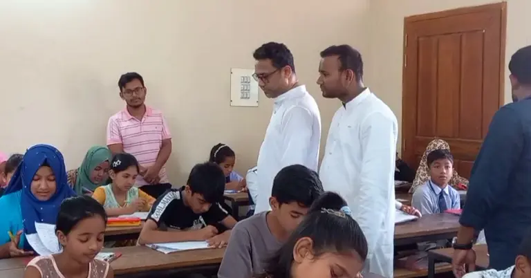 মেধা বৃত্তি পরীক্ষায় অংশগ্রহণকারীরা ও হল পরিদর্শন